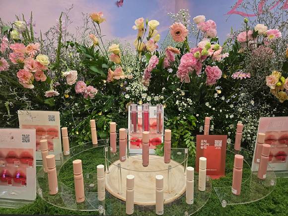 '무신사 뷰티 페스타 인 성수'에서 공개된 '오직 무신사' 제품. [사진=박은경 기자]