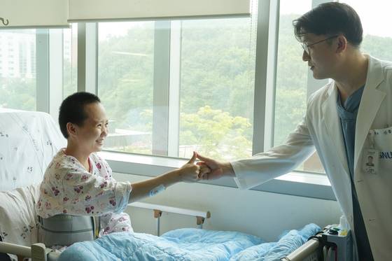 의사로서 한국에서 다시 만나기로 약속하는 신홍경 분당서울대병원 교수(오른쪽)와 몽골 의대생 환자 엥흐진. [사진 분당서울대병원]