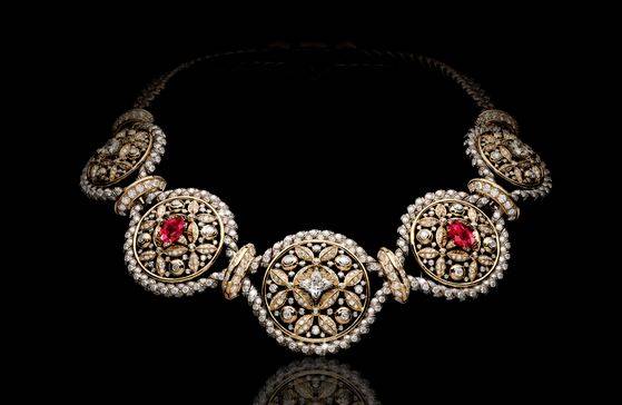 ‘귀중한 지식을 수호한다’는 의미를 담아 방패 모티브를 도입한 프로텍션 네크리스. 사진 루이 비통