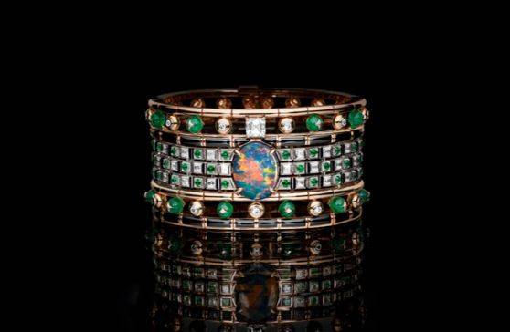루이 비통의 다미에 패턴을 보석으로 정교하게 구현한 모뉴멘탈 브레이슬릿. 사진 루이 비통