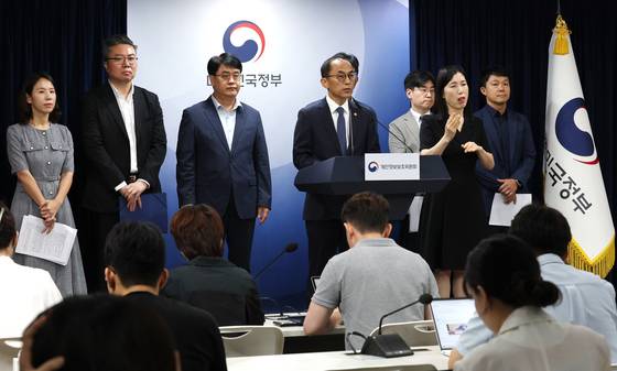 고학수 개인정보보호위원회 위원장이 28일 서울 종로구 정부서울청사에서 브리핑을 갖고 대규모 고객 유심(USIM) 정보 유출 사고가 발생한 SK텔레콤(SKT)에 대한 제재안을 발표하고 있다.  [뉴스1]