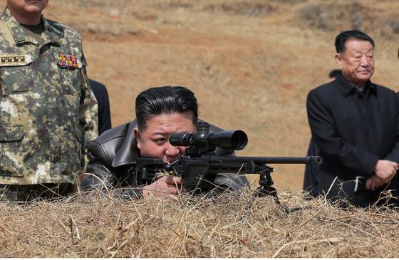 김정은 북한 국무위원장이 지난 4월 4일 인민군 특수작전부대 훈련기지를 방문해 신형 저격수 소총을 시험사격하는 모습. 노동신문, 뉴스1