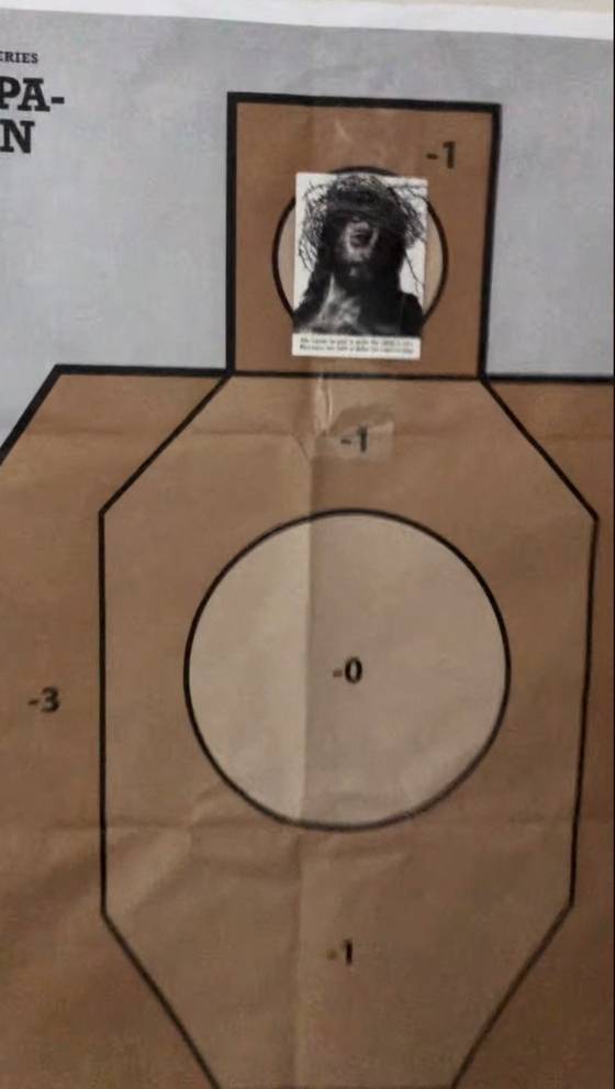 예수 얼굴 사진이 붙은 사격 표적. 로이터=연합뉴스