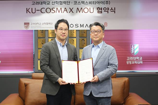 지난 6일 서울 성북구 고려대학교에서 열린 업무협약식에서 이동걸 코스맥스비티아이 MB랩장(왼쪽)과 이병천 고려대 산학협력단 부단장이 기념 촬영을 하고 있다.