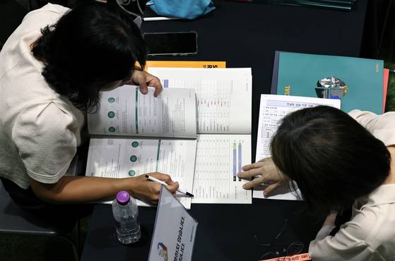 지난 9일 서울시청 다목적홀에서 열린 2026년도 수시 입시박람회 및 설명회 '수시:로 물어봐'를 찾은 학부모가 대학입시상담을 받고 있다. 뉴스1