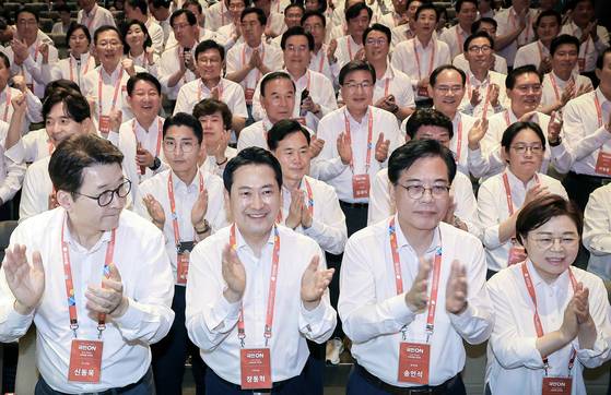 28일 인천국제공항공사 항공교육원에서 열린 2025 국민의힘 국회의원 연찬회에서 장동혁 대표, 송언석 원내대표(앞줄 왼쪽 둘째부터) 등 참석자들이 박수를 치고 있다. 연합뉴스