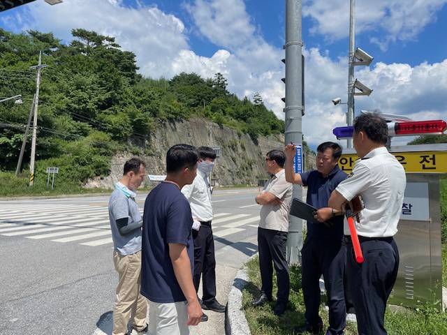 ▲ 정선국토관리사무소와 정선경찰서는 27일 교통사고 다발지역인 국도 38호선 마차재 구간을 찾아 합동점검을 실시했다.