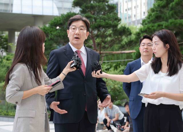 ▲ 통일교 청탁 의혹을 받는 국민의힘 권성동 의원이 27일 서울 종로구 KT광화문빌딩에 마련된 김건희 여사 관련 의혹을 수사하는 민중기 특별검사팀 사무실에 피의자 신분으로 출석, 취재진 질문에 답하고 있다. 연합뉴스