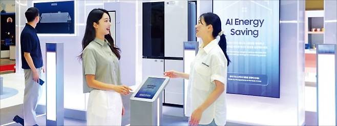 삼성전자 직원이 27일 부산 벡스코에서 열린 기후산업국제박람회의 삼성전자 전시관 ‘에너지 세이빙’ 존에서 가전제품 전력 사용량을 예측해 에너지를 절감하는 솔루션을 소개하고 있다.  /삼성전자 제공