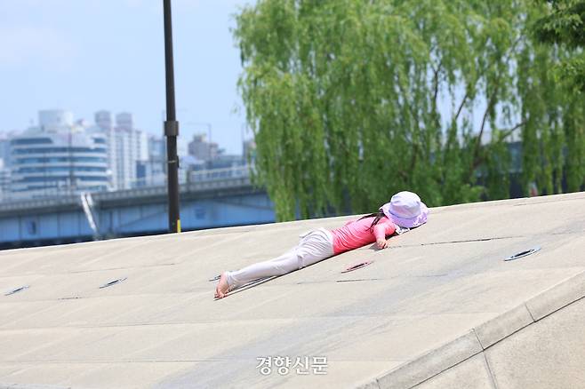 전국이 30도를 웃돌며 초여름 더위를 보인 지난 6월8일 서울 여의도 물빛광장을 찾은 어린이가 햇볕에 몸을 말리고 있다. 정효진 기자