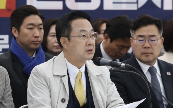 박성준 더불어민주당 원내수석부대표가 지난 3월27일 서울 종로구 광화문 천막당사에서 열린 정책조정회의에서 발언하고 있다. 연합뉴스