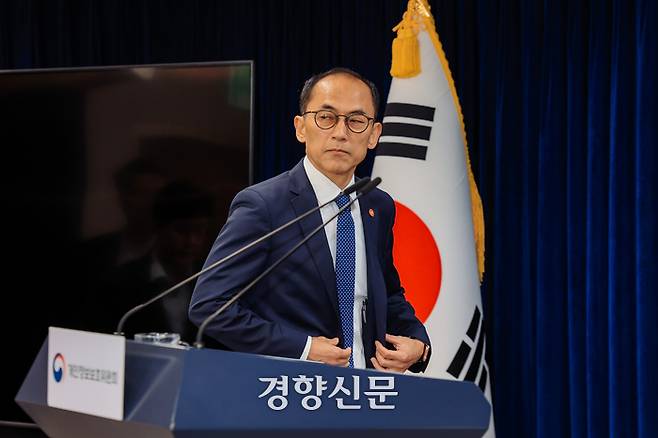 고학수 개인정보보호위원회 위원장이 28일 정부서울청사에서 SK텔레콤 개인정보 유출사고에 대해 안전조치 의무 위반 및 유출 통지 위반으로 과징금 1347억 9100만원과 과태료 960만원을 부과하는 내용을 발표하고 있다. 이준헌 기자