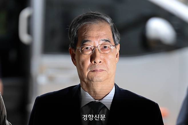 12·3 불법계엄 과정에서 윤석열 전 대통령의 내란 행위를 방조한 혐의를 받는 한덕수 전 국무총리가 지난 27일 서초구 서울중앙지방법원에서 열린 구속 전 피의자 심문에 출석하고 있다. 성동훈 기자
