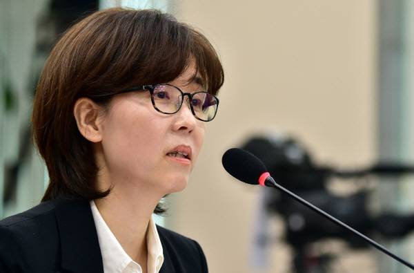 2019년 4월 이미선 당시 헌법재판소 재판관 후보자가 국회 법제사법위원회 전체회의장에서 열린 인사청문회에서 의원들의 질의에 답하고 있다. 국제신문 DB