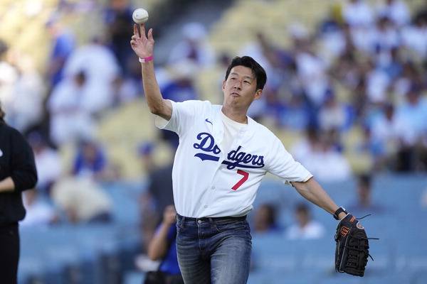 27일(한국 시간) 미국 프로축구 메이저리그사커 LAFC에서 맹활약 중인 손흥민이 LA 다저스로부터 시구자로 초청받아 신시내티 레즈전에서 시구를 하고 있다. AP 연합뉴스