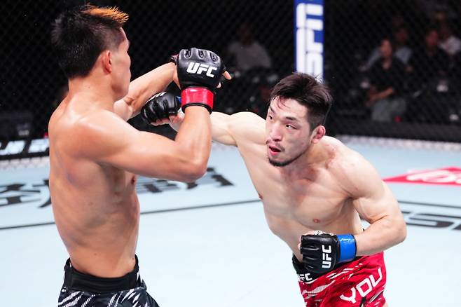 유수영이 샤오롱과 치열한 접전 끝에 만장일치 판정승을 거뒀다. UFC 제공