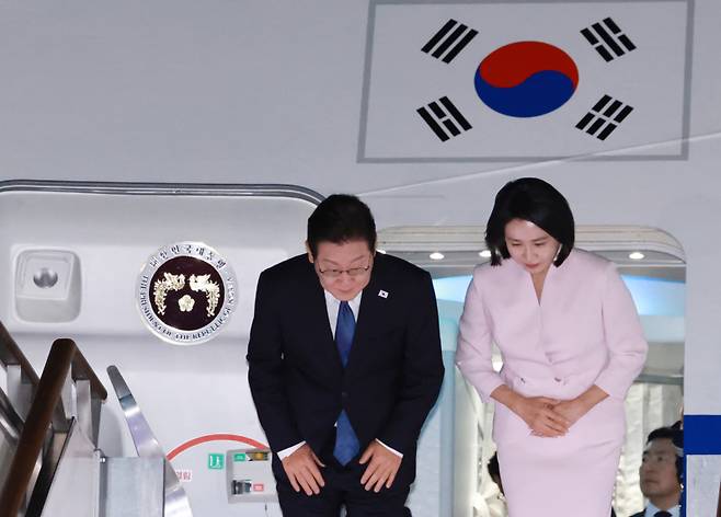 이재명 대통령과 김혜경 여사가 일본·미국 방문 일정을 마치고 28일 경기도 성남 서울공항에 도착해 공군1호기에서 내리며 인사하고 있다. 연합뉴스