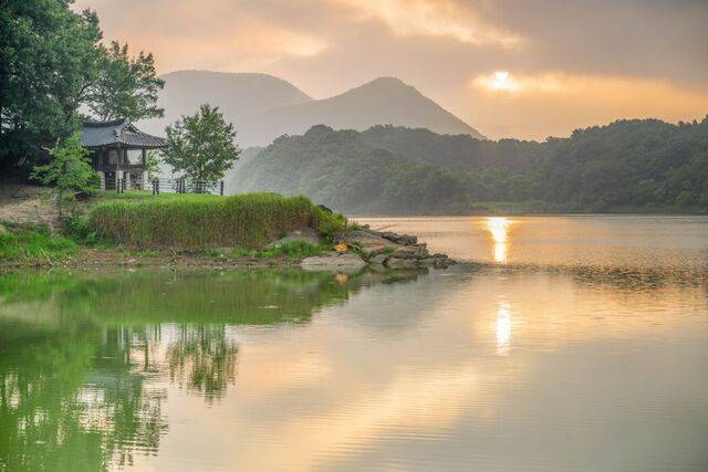 충북 옥천에는 금강을 따라 경치 좋은 곳에 세워진 누각과 정자들이 있다. 아침 해가 군북면 석호리 대청호 변에 자리한 청풍정 주변 호수를 붉게 물들이고 있다.