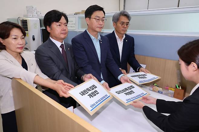 더불어민주당 3대특검대응특별위원회 위원들이 지난 26일 국회 의안과에 3대 특검법 개정안을 제출하고 있다. 연합뉴스