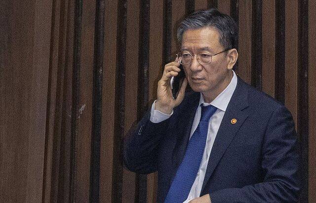정성호 법무부 장관이 지난 25일 국회에서 열린 본회의에 출석해 대기하다 전화 통화를 하고 있다. 연합뉴스