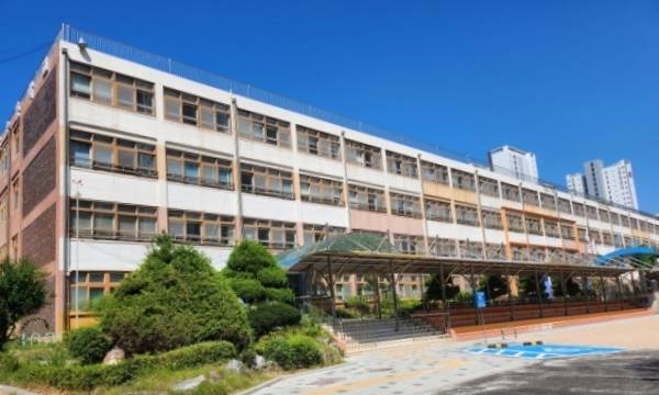 안산 관산초 전경. 박화선기자