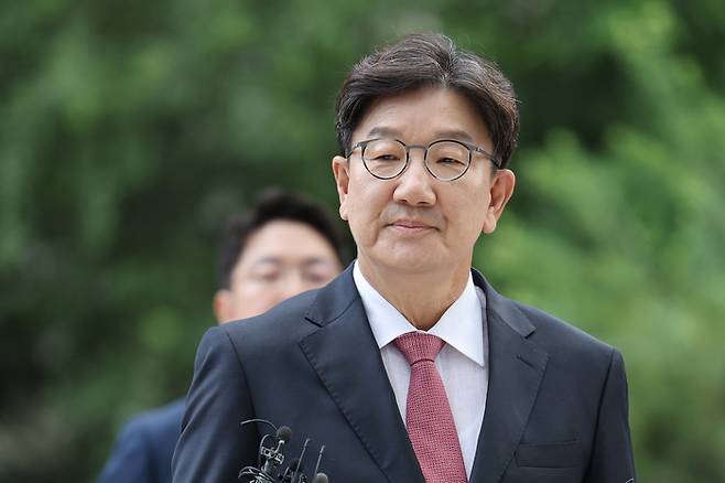 통일교 청탁 의혹을 받는 권성동 국민의힘 의원이 지난 27일 서울 종로구 KT광화문빌딩에 마련된 김건희 여사 관련 의혹을 수사하는 민중기 특별검사팀 사무실에 피의자 신분으로 출석하고 있다. [사진 출처 = 연합뉴스]