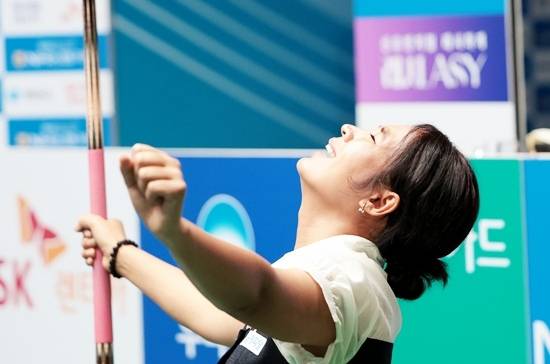 지난 시즌 부진을 딛고 올 시즌 화려하게 부활한 스롱피아비. 그는 단순히 톱랭커로만 돌아온게 아니라 봉사로 어려운 사람을 행복하게 해주는 꿈을 꾸는 ‘선한 영향력’의 당구선수로 돌아왔다. 3차전 우승 후 기뻐하는 스롱피아비. (사진=PBA)