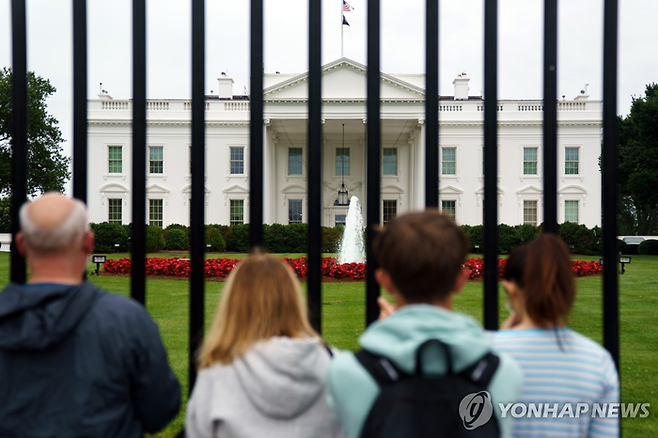 미국 백악관을 바라보는 관광객들 [사진=EPA 연합뉴스]