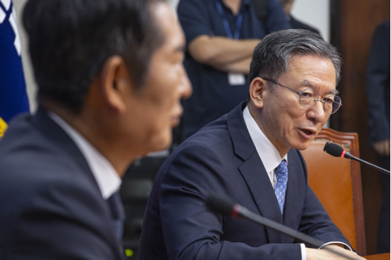 정성호(오른쪽) 법무부 장관이 지난 6일 국회에서 정청래 더불어민주당 대표를 예방해 발언하고 있다. (사진=연합뉴스)