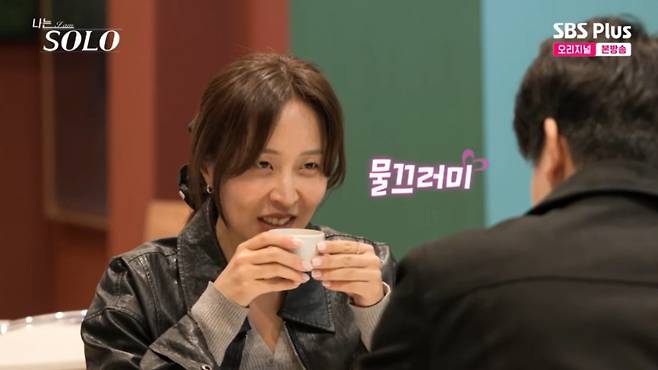 정숙이 영수를 빤히 바라보고 있다. /사진=SBS Plus·ENA '나는 솔로' 캡처