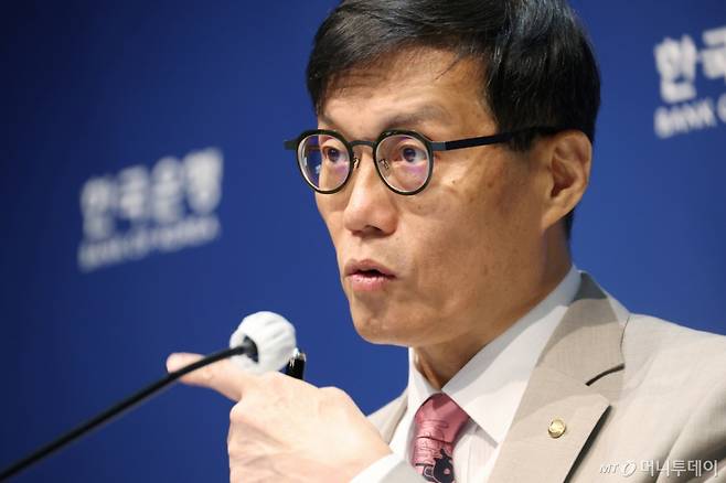 이창용 한국은행 총재가 10일 오전 서울 중구 한국은행에서 열린 통화정책방향 기자간담회에서 발언을 하고 있다./사진=뉴스1