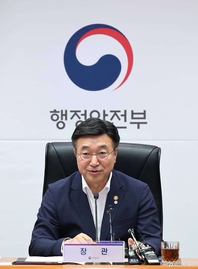 (서울=뉴스1) 임세영 기자 = 윤호중 행정안전부 장관이 28일 오전 서울 종로구 정부서울청사에서 열린 중앙지방정책협의회의에서 모두발언을 하고 있다. 2025.8.28/뉴스1  Copyright (C) 뉴스1. All rights reserved. 무단 전재 및 재배포,  AI학습 이용 금지. /사진=(서울=뉴스1) 임세영 기자