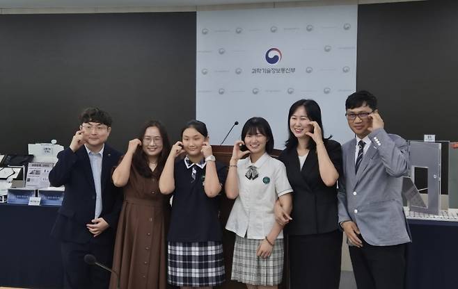 대통령상을 수상한 이정민 인천과고 3학년 학생과 국무총리상을 수상한 엄주연 대전어은중 1학년 학생이 가족과 함께 세종정부청사 브리핑장에서 기념사진을 촬영하고 있다. /사진=과학기술정보통신부/사진=박건희 기자