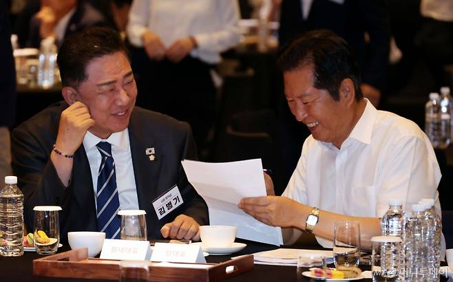 정청래 더불어민주당 대표와 김병기 원내대표가 28일 인천 중구 파라다이스시티 컨벤션센터 그랜드볼룸에서 열린 2025년 정기국회 대비 민주당 국회의원 워크숍에서 대화를 하고 있다. /사진=뉴시스