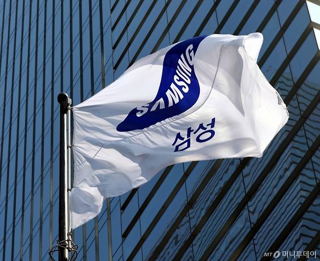 서울 서울 서초구 삼성전자 서초사옥의 깃발이 바람에 날리고 있다. /사진=뉴시스