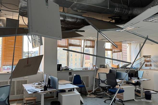 28일(현지시간) 러시아의 미사일 공격으로 훼손된 우크라이나 수도 키이우 주재 EU(유럽연합) 대표부 건물 /사진=카타리나 마테르노바 주우크라이나 EU 대사 X 계정