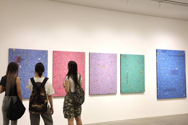 지난해 서울 강남구 청담나잇 행사에서 갤러리를 찾은 관람객들이 작품을 감상하고 있다. 강남구청 제공