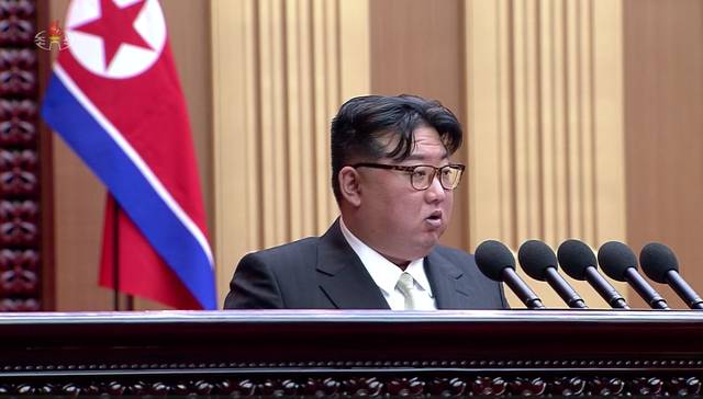 조선중앙TV가 2024년 1월 15일 평양 만수대의사당에서 열린 최고인민회의 제14기 제10차 회의에서 김정은 북한 국무위원장의 시정연설을 16일 방송하고 있다. 김 위원장은 시정연설에서  “대한민국을 철두철미 제1의 적대국으로, 불변의 주적으로 확고히 간주하도록 교육교양 사업을 강화해야 한다는 것을 명기하는 것이 옳다”며 헌법 개정을 시사했다. 조선중앙TV 캡처/뉴시스