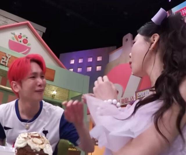 키가 옆자리에 앉은 태연에게 귓속말을 했다. / 유튜브 '놀라운 토요일'