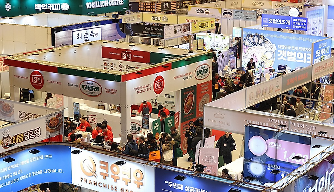 상반기 창업 기업 수가 전년대비 7.8% 감소했다. 사진은 지난 1월 열린 ‘제76회 프랜차이즈 창업박람회 2025’ 전시장 모습. [연합]