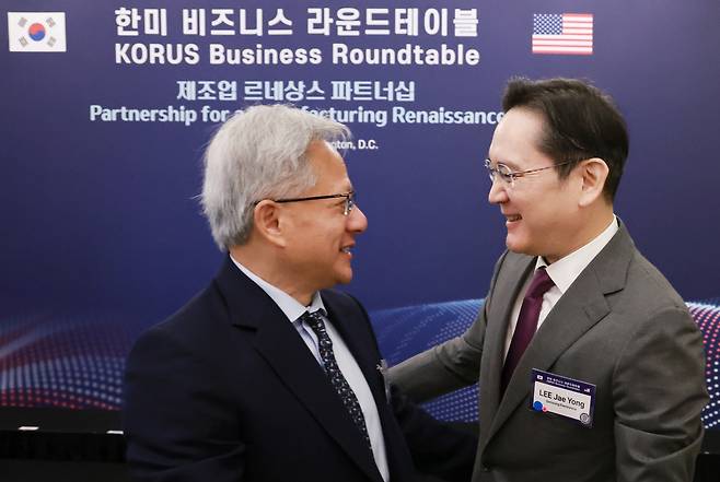 이재용 삼성전자 회장이 25일(현지시간) 미국 워싱턴DC 윌라드 호텔에서 열린 한미 비즈니스 라운드 테이블 리셉션에 참석해 젠슨 황 엔비디아 최고경영자(CEO)와 인사하고 있다. [연합]