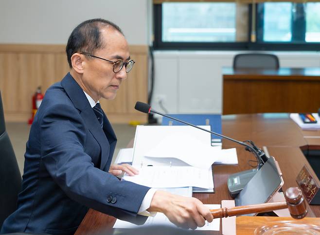 고학수 개인정보보호위원회 위원장이 27일 서울 종로구 정부서울청사에서 열린 ‘개인정보보호위원회 전체 회의’에서 의사봉을 두드리고 있다. [개인정보보호위원회 제공]