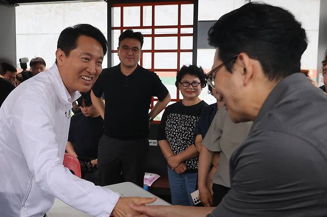 오세훈 서울시장이 지난달 14일 서울 광진구 자양4동 신속통합기획 재개발 지역을 찾아 대상지 주민들과 인사하고 있다. [연합뉴스]