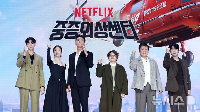 [서울=뉴시스] 김혜진 기자 = 배우 추영우(왼쪽부터), 하영, 주지훈, 이도윤 감독, 윤경호, 정재광이 21일 오전 서울 강남구 그랜드 인터컨티넨탈 서울 파르나스에서 열린 넷플릭스 새 시리즈 '중증외상센터' 제작발표회에서 포즈를 취하고 있다.'중증외상센터'는 전장을 누비던 천재 외과 전문의 백강혁(주지훈)이 유명무실한 중증외상팀을 심폐 소생하기 위해 부임하면서 벌어지는 통쾌한 이야기다. 오는 24일 공개. 2025.01.21. jini@newsis.com