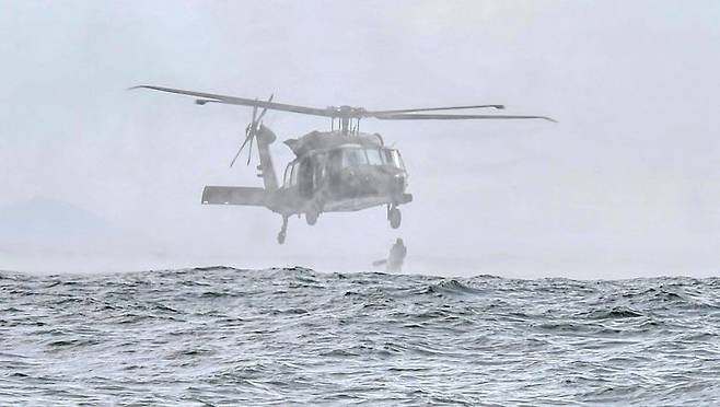 [서울=뉴시스] 육군특수전사령부는 2025년 UFS/TIGER의 일환으로 지난 25일부터 27일까지 충남 태안 안면도 해상훈련장 일대에서 '한미연합 해상침투훈련'을 실시했다.한미연합 특수작전능력 강화를 위해 실시된 이번 훈련에는 한미 장병 40여 명과 미측 F-16전투기 및 UH-60헬기 등이 투입되었다. 사진은 목표 해상에 도착한 특전대원들이 헬기에서 이탈하고 있는 모습. (사진=육군 제공) 2025.08.28. photo@newsis.com *재판매 및 DB 금지