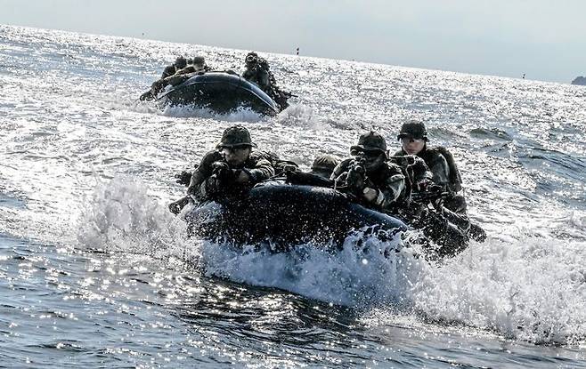[서울=뉴시스] 육군특수전사령부는 2025년 UFS/TIGER의 일환으로 지난 25일부터 27일까지 충남 태안 안면도 해상훈련장 일대에서 '한미연합 해상침투훈련'을 실시했다.한미연합 특수작전능력 강화를 위해 실시된 이번 훈련에는 한미 장병 40여 명과 미측 F-16전투기 및 UH-60헬기 등이 투입되었다. 사진은 헬기에서 이탈한 특전대원들이 고무보트를 이용해 접안지역으로 접근하는 모습. (사진=육군 제공) 2025.08.28. photo@newsis.com *재판매 및 DB 금지