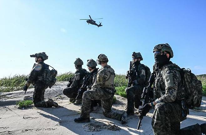 [서울=뉴시스] 육군특수전사령부는 2025년 UFS/TIGER의 일환으로 지난 25일부터 27일까지 충남 태안 안면도 해상훈련장 일대에서 '한미연합 해상침투훈련'을 실시했다.한미연합 특수작전능력 강화를 위해 실시된 이번 훈련에는 한미 장병 40여 명과 미측 F-16전투기 및 UH-60헬기 등이 투입되었다. 사진은 항공화력 유도로 적 시설을 성공적으로 제거한 특전대원들이 헬기를 이용해 작전지역을 이탈하는 모습. (사진=육군 제공) 2025.08.28. photo@newsis.com *재판매 및 DB 금지