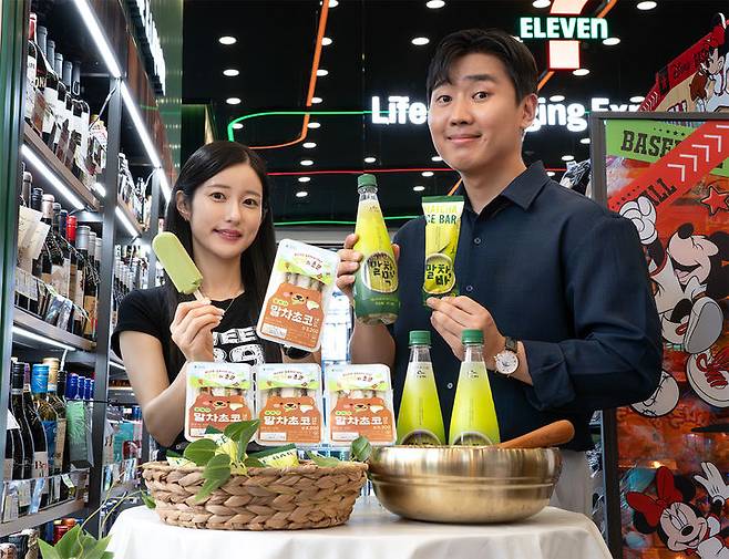 [서울=뉴시스] 세븐일레븐은 젊은 세대를 중심으로 확산하는 말차 선호 트렌드에 맞춰 말차를 활용한 주류와 디저트 등 다양한 신제품을 출시한다고 27일 밝혔다.(사진=세븐일레븐 제공) *재판매 및 DB 금지