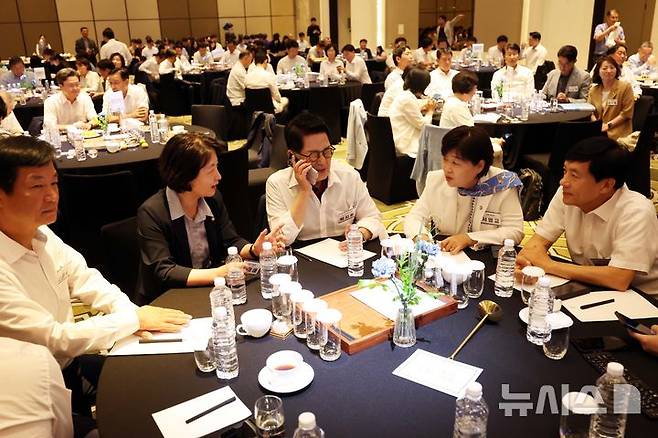 [인천=뉴시스] 조성봉 기자 = 추미애 (왼쪽 두번째) 국회 법제사법위원회 위원장이 28일 인천 중구 파라다이스시티 컨벤션센터 그랜드볼룸에서 열린 2025년 정기국회 대비 민주당 국회의원 워크숍에서 동료의원들과 대화를 하고 있다. 왼쪽부터 박균택 의원 추 법사위원장, 박지원, 서영교, 이성윤 의원. 2025.08.28. suncho21@newsis.com