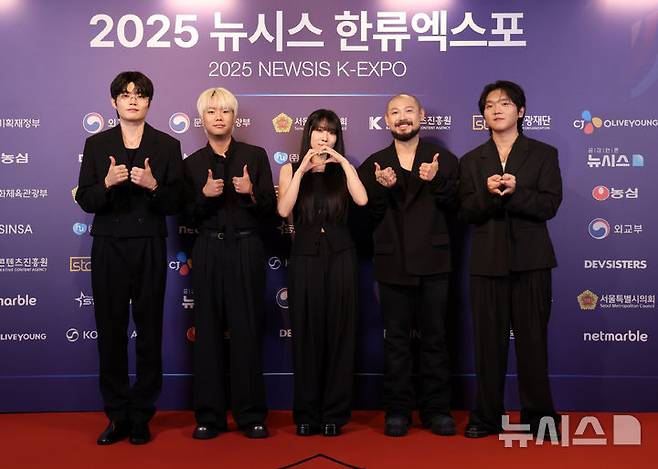 [서울=뉴시스] 조성우 기자 = 그룹 비트펠라하우스가 28일 서울 중구 롯데호텔에서 열린 제7회 뉴시스 한류엑스포(2025 K-엑스포) 포토월 행사에서 포즈를 취하고 있다. 2025.08.28. xconfind@newsis.com